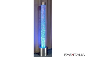 Colonna d'acqua luminosa con bolle